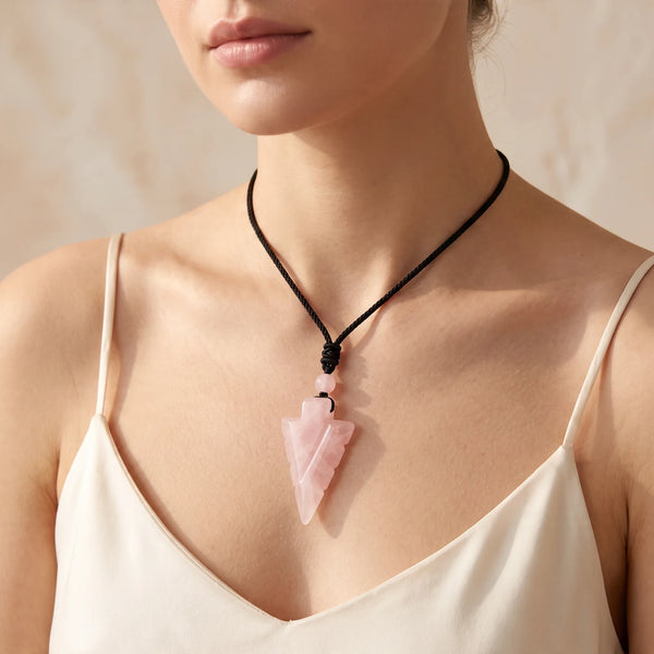 Collier pendentif pointe de flèche en quartz rose naturel porté par une femme