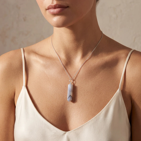Collier pendentif pointe en agate grise du Botswana portée par une femme