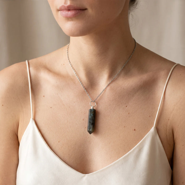 Collier pendentif pointe en labradorite naturelle porté par une femme, chaîne argentée