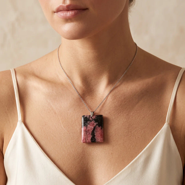 Collier pendentif rectangle en rhodonite naturelle rose et noire porté par une femme