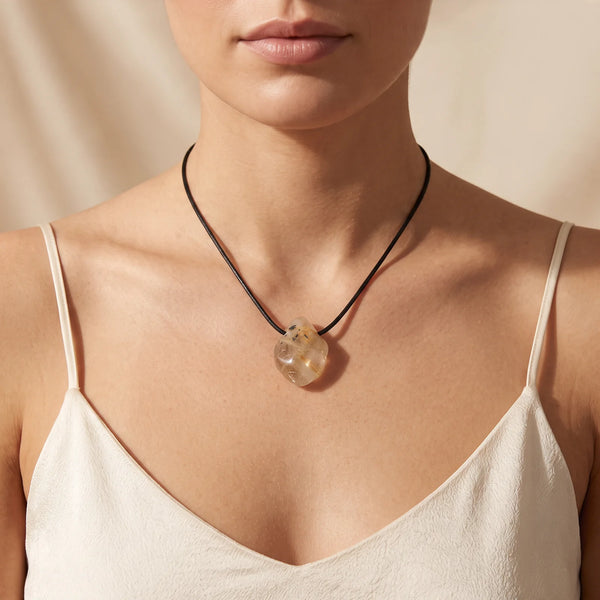 Collier pendentif roulé percé en quartz rutile naturel porté par une femme, cordon noir