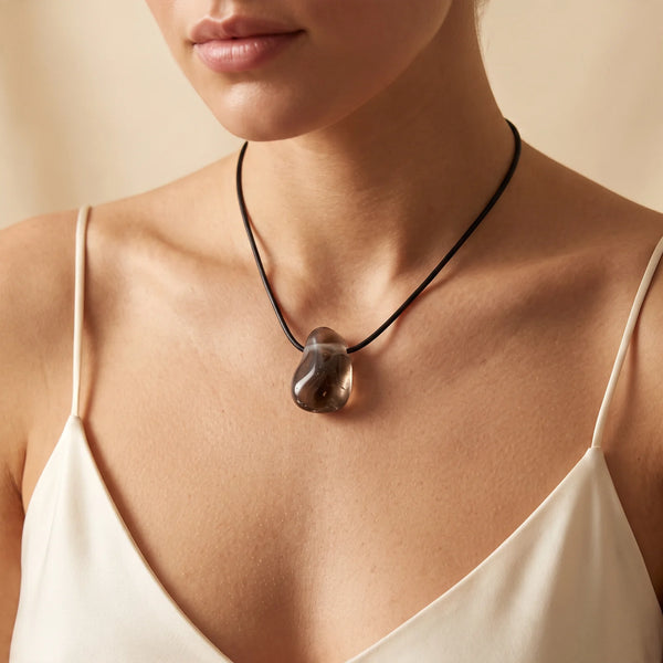 Collier pendentif pierre roulée percée en quartz fumé naturel porté par une femme, cordon noir