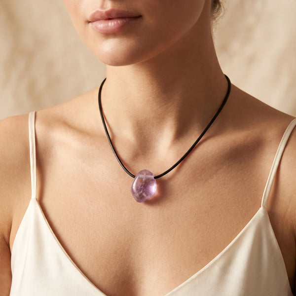 Collier pendentif pierre roulée percée en amétrine violette naturelle porté par une femme, cordon noir