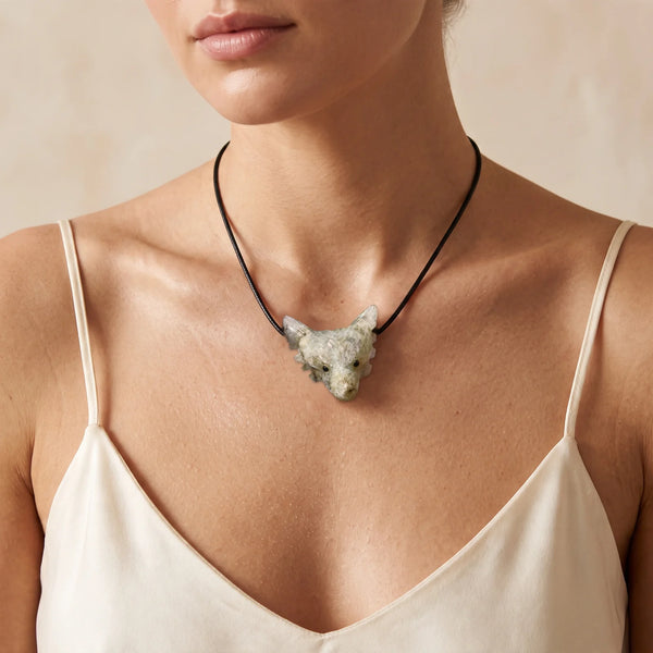 Collier pendentif tête de loup en labradorite naturelle porté par une femme