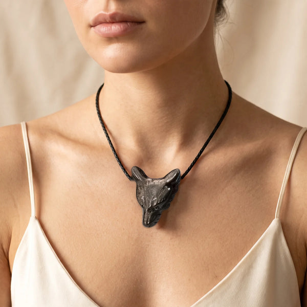 Collier pendentif tête de loup en obsidienne argentée naturelle porté par une femme