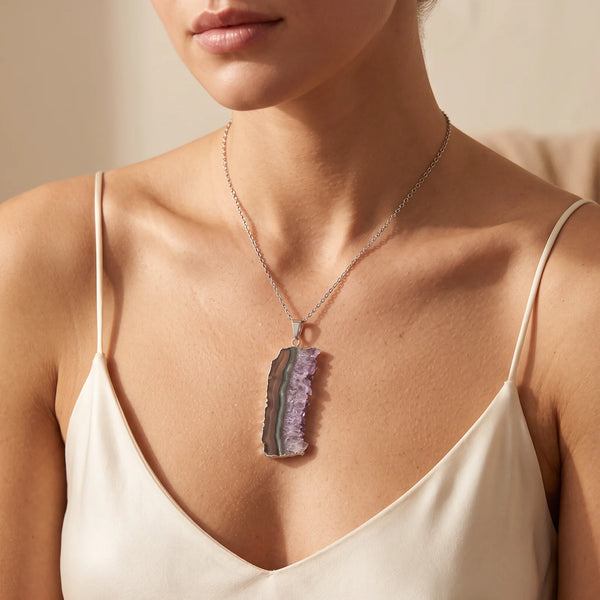 Collier pendentif tranche d'améthyste naturelle porté par une femme