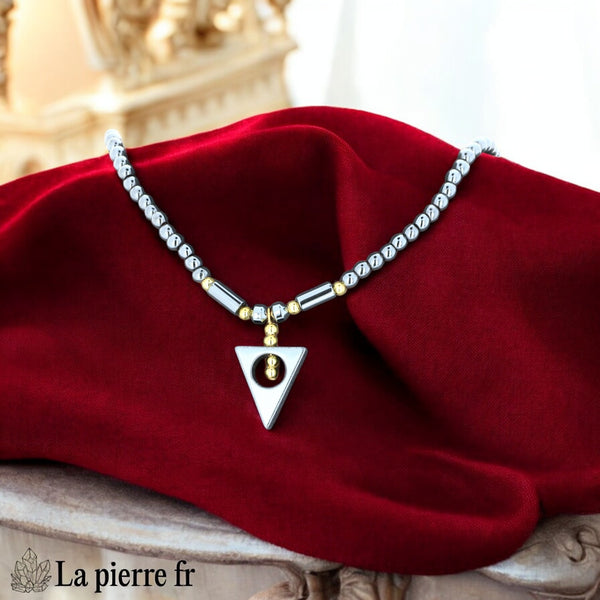 Détail du pendentif triangle ajouré en hématite et perles dorées coulissantes
