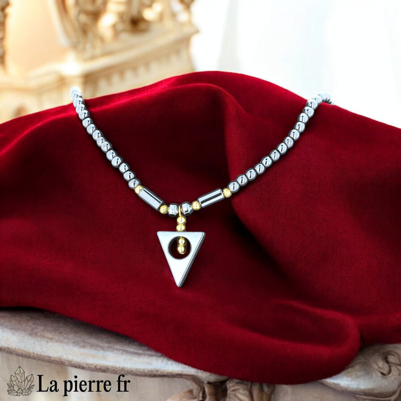 Détail du pendentif triangle ajouré en hématite et perles dorées coulissantes