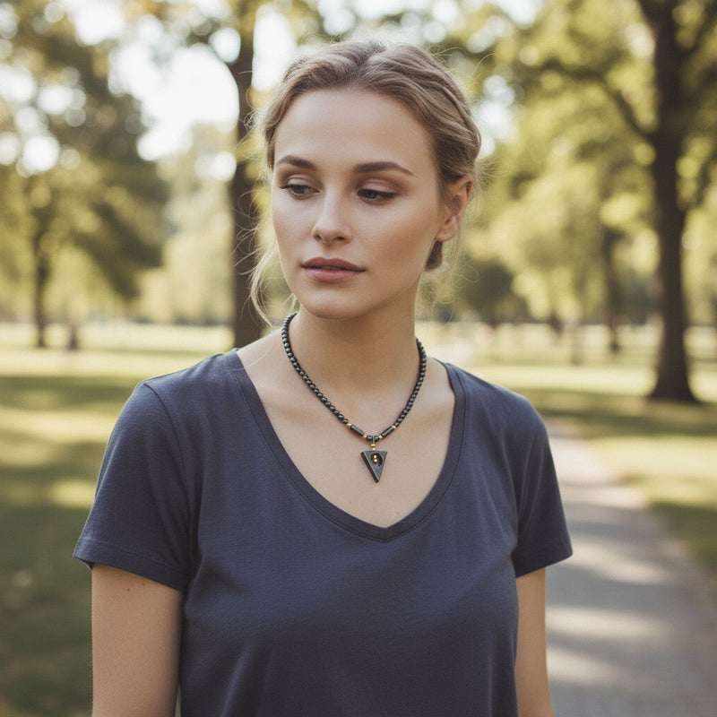 Collier hematite ras-de-cou avec pendentif triangle et perles dorées, 43 cm