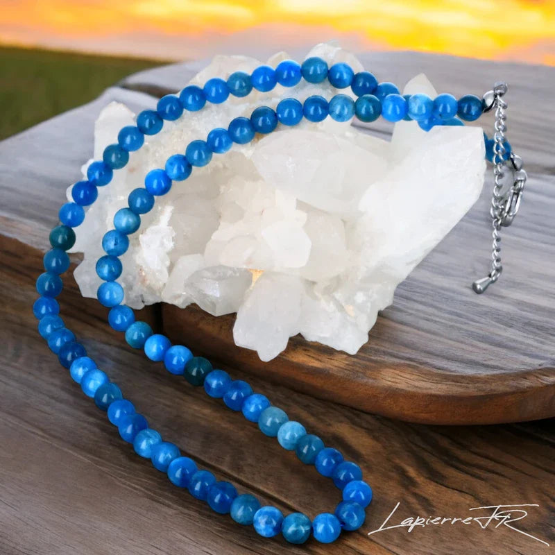 Collier avec pierre d’Apatite Bleue véritable, bijou en perles naturelles bleues pour femme. Symbole de clarté d’esprit, de communication et de motivation.
