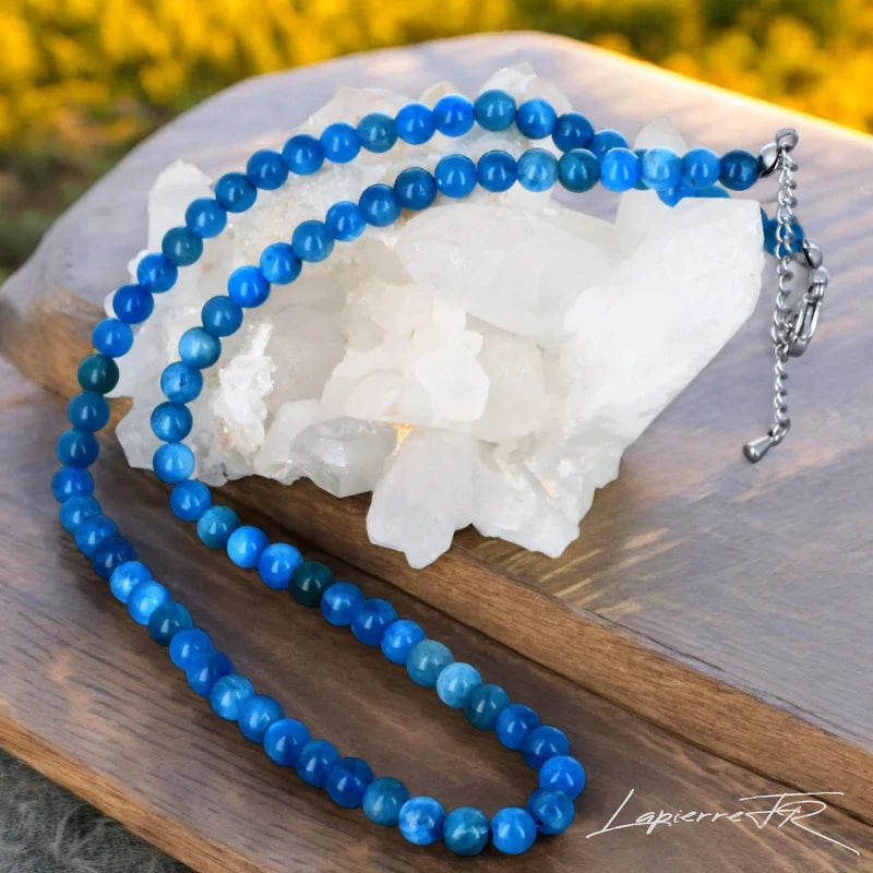 Bijou en pierre naturelle Apatite Bleue, collier pour femme en perles rondes bleues, symbole de clarté, d’énergie et de motivation.