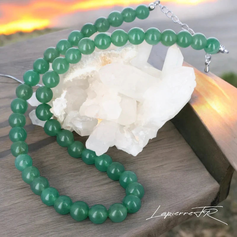 Détail du collier en pierre naturelle d’Aventurine Verte, bijou de lithothérapie pour femme, véritable pierre verte en perles rondes.