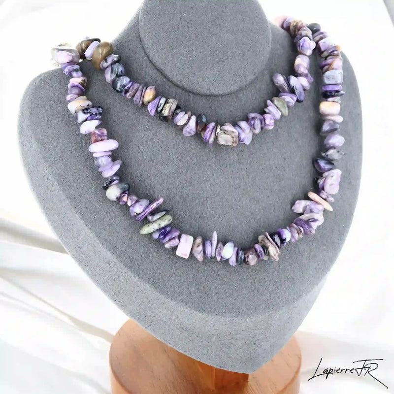 Collier Charoïte Baroque Violette Irisée (Volutes de Sagesse) avec pépites naturelles aux motifs uniques.