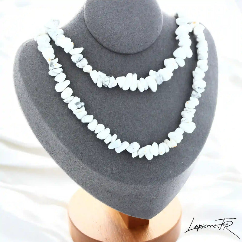 Collier Howlite Blanche Baroque Apaisant (Sérénité Marmoréenne) avec pépites naturelles blanches et grises.