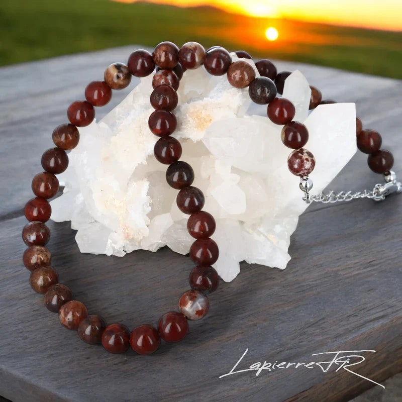 Collier en pierre naturelle de Jaspe Bréchique, bijou de lithothérapie pour femme. Véritable pierre rouge et brune en perles rondes, symbole de force intérieure, d’énergie et de stabilité.