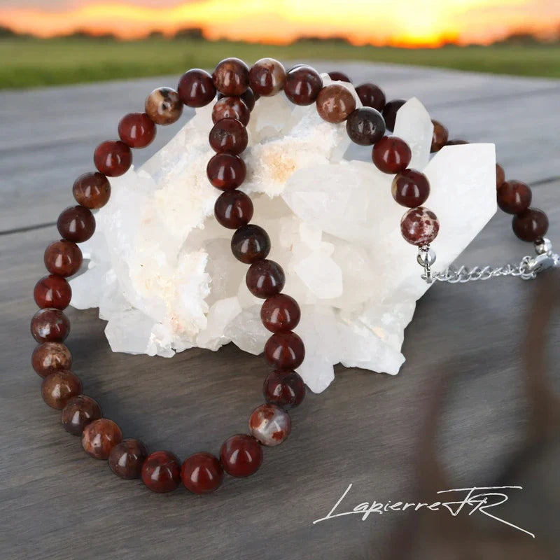 Bijou en pierre naturelle Jaspe Bréchique, collier pour femme en perles rondes, symbole de force, d’ancrage et de vitalité.