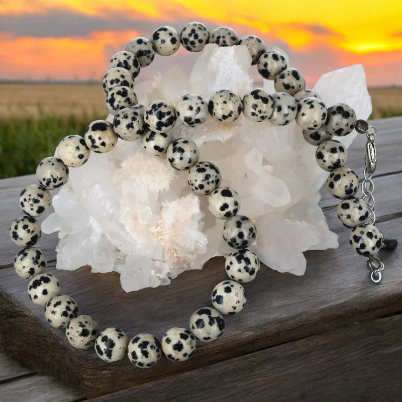Bijou femme en pierre naturelle Jaspe Dalmatien, ancrage et joie, perles rondes.