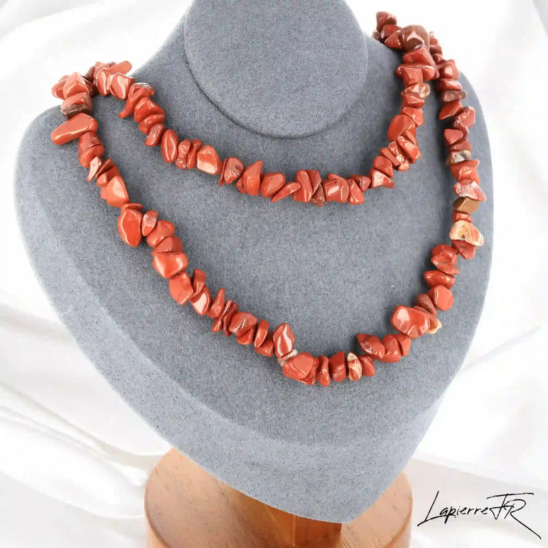Collier Jaspe Rouge Baroque Ancrage (Flamme Terrestre) avec pépites naturelles rouge profond.