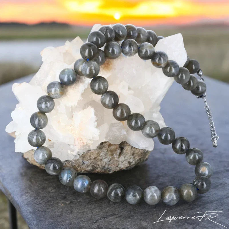 Collier en pierre naturelle de Labradorite, bijou de lithothérapie pour femme. Véritable pierre grise irisée en perles rondes, symbole de protection, d’intuition et d’équilibre émotionnel.