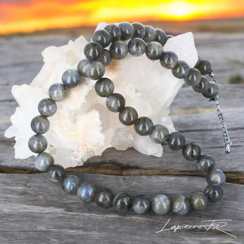 Bijou femme en pierre naturelle Labradorite, perles rondes iridescentes, ancrage et clarté intérieure.