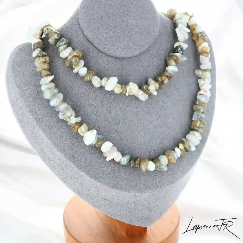 Collier Labradorite Baroque Irisé (Reflet d'Aurore) avec pépites aux reflets bleus et verts.