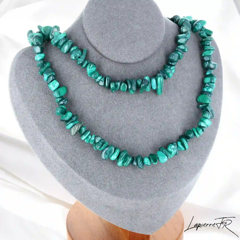 Collier Malachite Baroque Intense (Danse Émeraude) avec pépites naturelles aux motifs verts uniques.