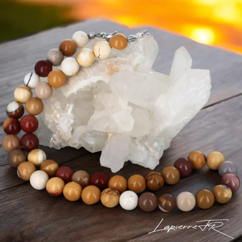 Bijou en pierre naturelle Jaspe Mokaïte, collier pour femme en perles rondes, symbole de confiance, de vitalité et d’équilibre intérieur.