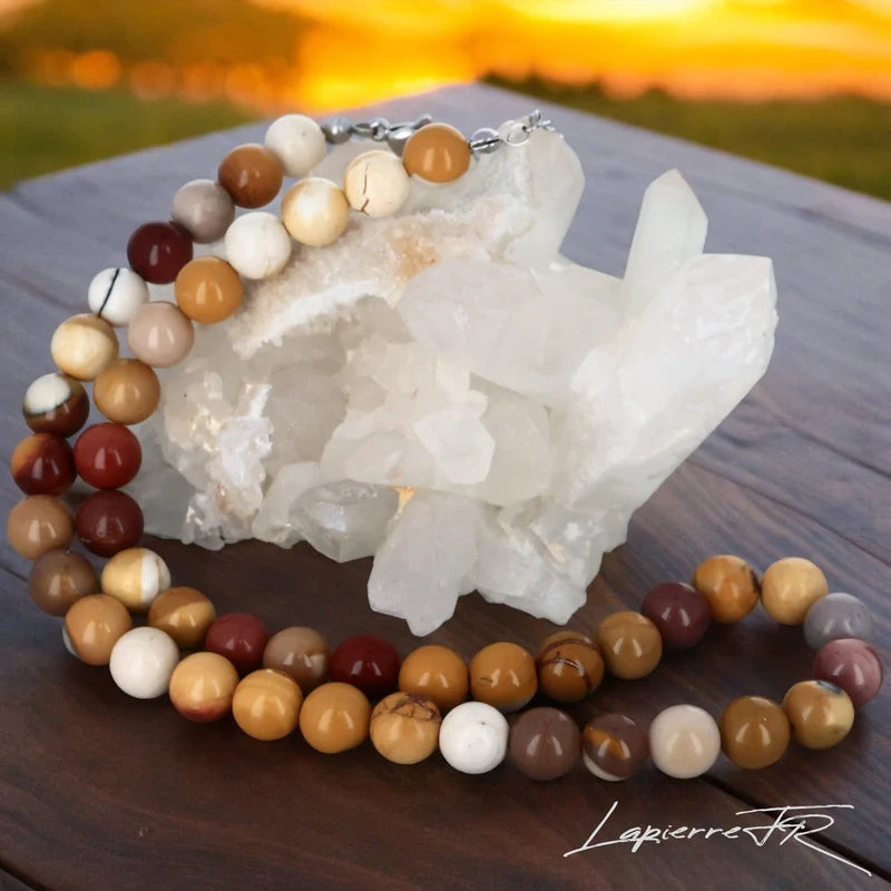 Collier en pierre naturelle de Jaspe Mokaïte, bijou de lithothérapie pour femme. Véritable pierre aux tons rouge, jaune et ocre en perles rondes, symbole de confiance, d’énergie et d’équilibre émotionnel.