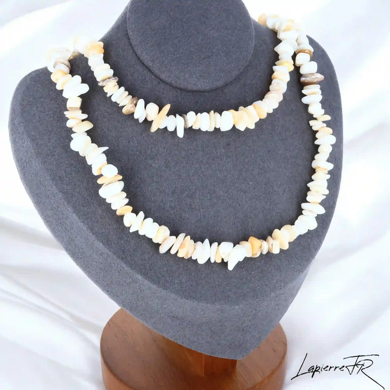 Collier Nacre Baroque Irisée (Éclat Lunaire) avec pépites naturelles aux reflets changeants.