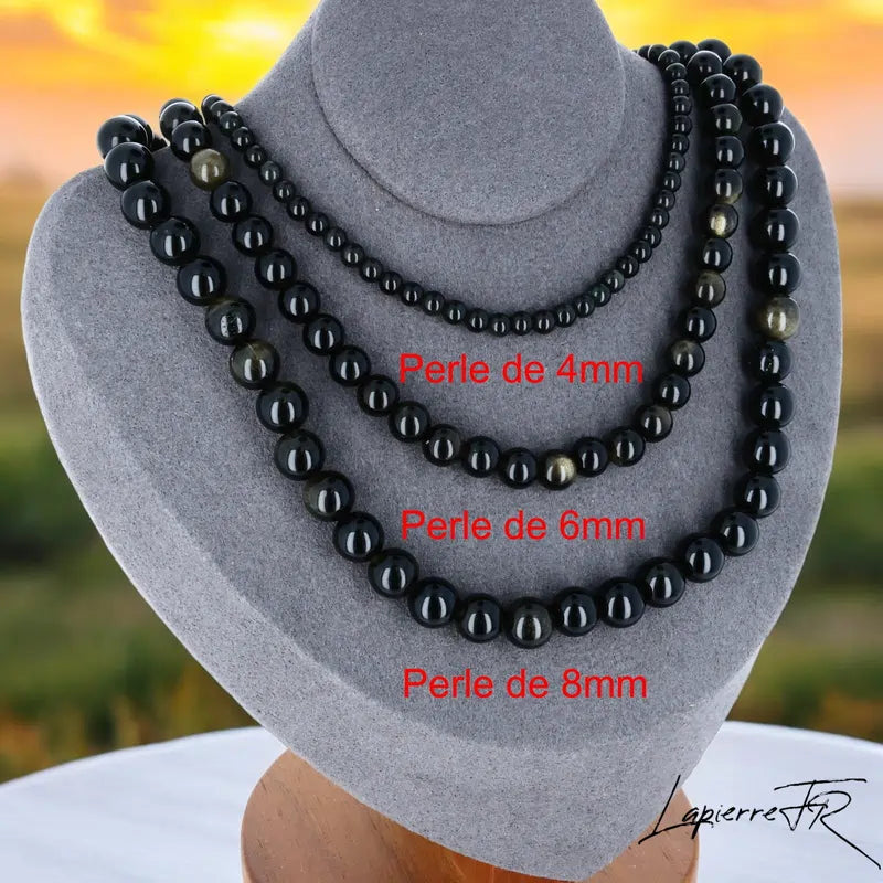 Collier en pierre naturelle d’Obsidienne Dorée porté, bijou de lithothérapie pour femme, véritable pierre noire dorée en perles rondes.