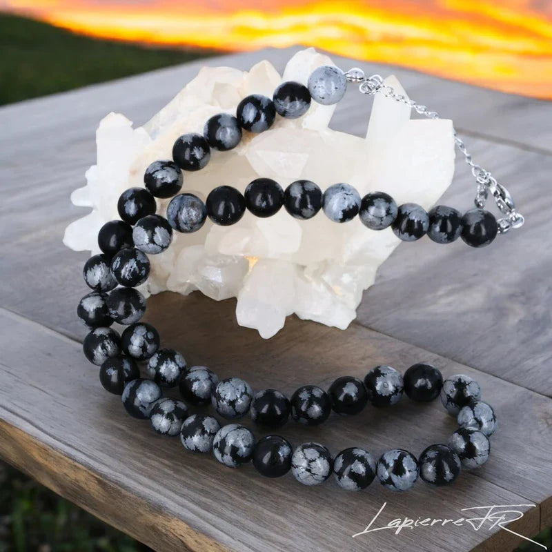 Bijou en pierre naturelle Obsidienne Neige, collier pour femme en perles rondes, symbole de protection, d’équilibre et de calme intérieur.