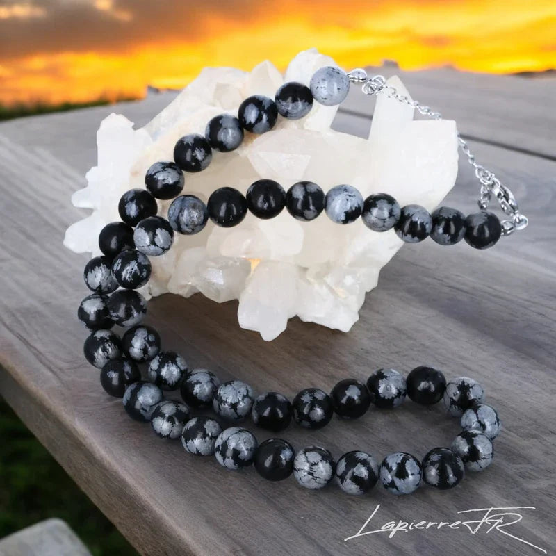 Collier en pierre naturelle d’Obsidienne Neige, bijou de lithothérapie pour femme. Véritable pierre noire mouchetée de blanc en perles rondes, symbole de protection, d’équilibre et de sérénité.