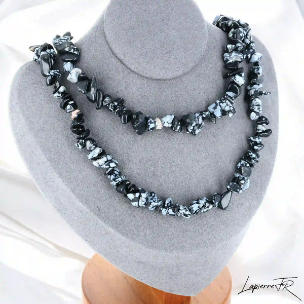 Collier Obsidienne Flocon de Neige Baroque (Pureté Hivernale) avec pépites noires et blanches.