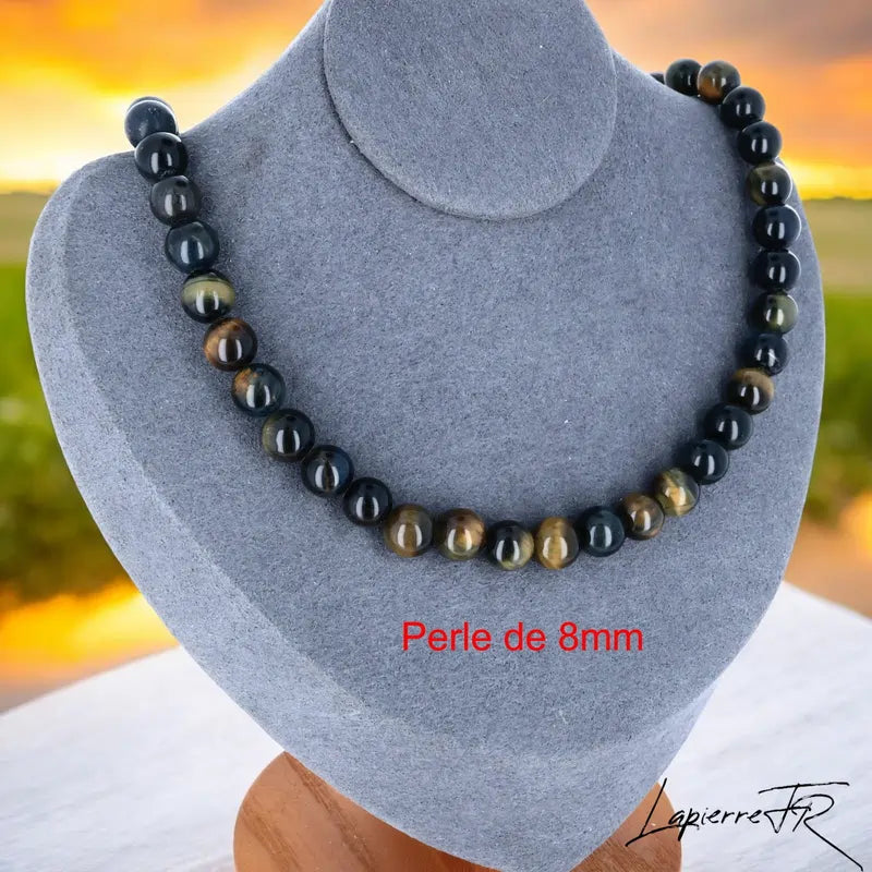 Collier Œil de Faucon en pierre naturelle, bijou de lithothérapie pour femme, perles rondes bleutées et grises véritables, symbole de vision claire et d’intuition.