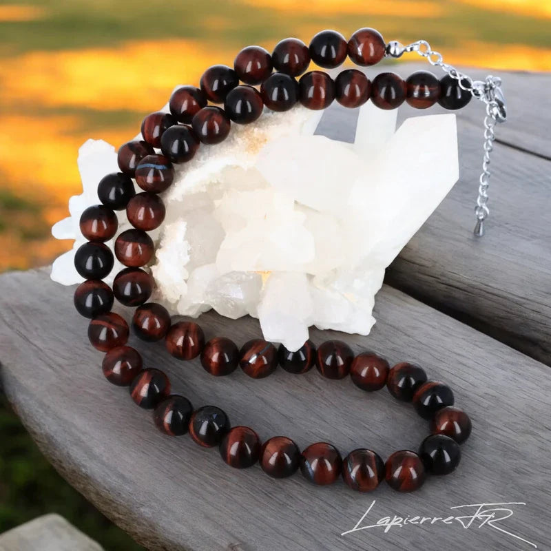 Bijou en pierre naturelle Œil de Taureau, collier pour femme en perles rondes, pierre de protection et d’ancrage aux reflets chauds et puissants.