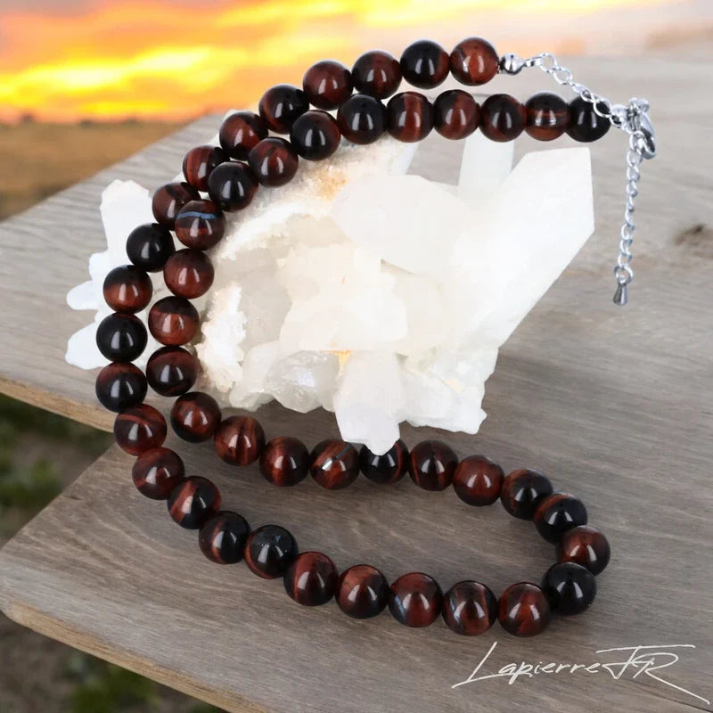 Collier en pierre naturelle d’Œil de Taureau, bijou de lithothérapie pour femme. Véritable pierre rouge brun en perles rondes, symbole de force, de courage et de vitalité intérieure.