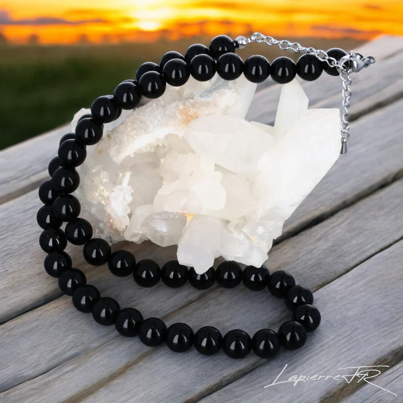 Collier en pierre naturelle d’Onyx Noir, bijou de lithothérapie pour femme. Véritable pierre noire en perles rondes, symbole de force intérieure, d’ancrage et de stabilité.