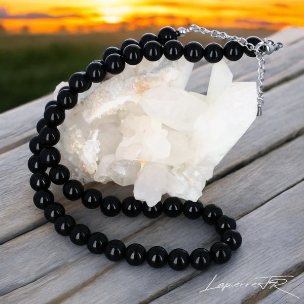 Collier en pierre naturelle d’Onyx Noir, bijou de lithothérapie pour femme. Véritable pierre noire en perles rondes, symbole de force intérieure, d’ancrage et de stabilité.