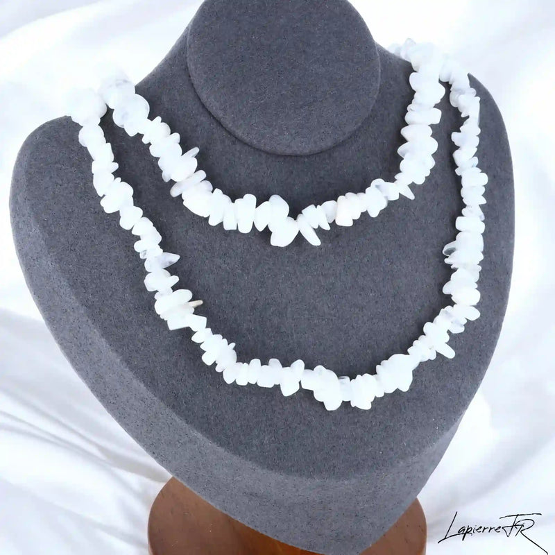 Collier Pierre de Lune Baroque Irisé (Clair de Lune Nacré) avec pépites naturelles aux reflets bleutés.