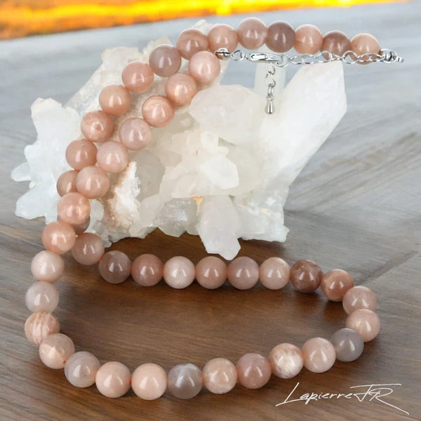 Collier en pierre naturelle Pierre de Soleil, bijou de lithothérapie pour femme. Véritable pierre orangée scintillante en perles rondes, symbole de lumière, de confiance et d’énergie positive.