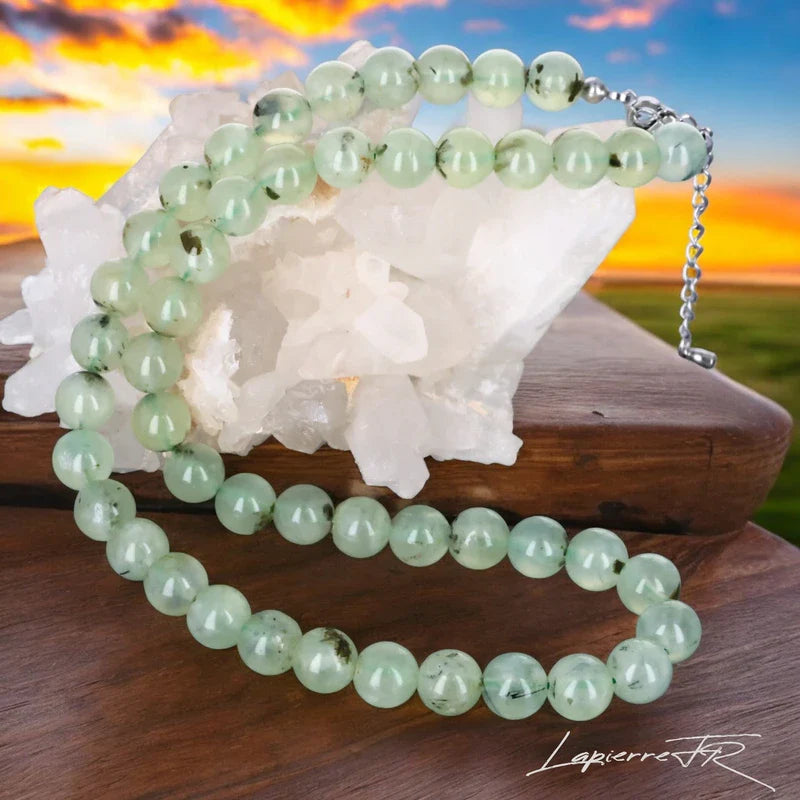 Bijou en pierre naturelle Préhnite, collier pour femme en perles rondes vertes, pierre apaisante favorisant la paix, la douceur et l’équilibre émotionnel.