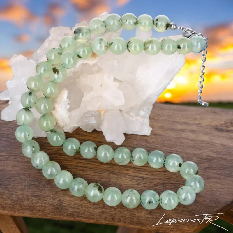 Collier en pierre naturelle de Préhnite, bijou de lithothérapie pour femme. Véritable pierre vert pâle translucide en perles rondes, symbole de calme, d’intuition et d’équilibre émotionnel.