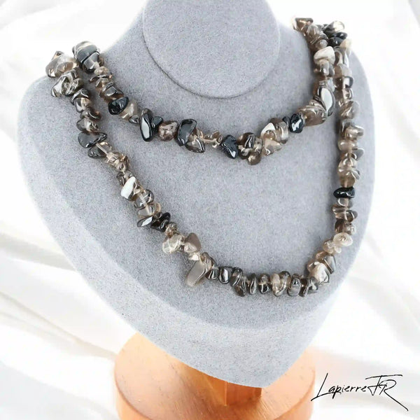 Collier Quartz Fumé Baroque Profond (Ancrage Terrestre) avec pépites naturelles brunes.