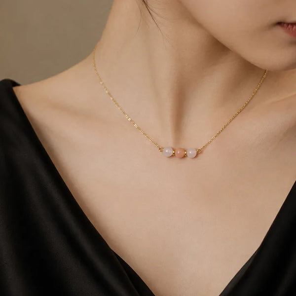 Collier perle pierre naturelle en quartz rose et pierre de lune porté, chaîne fine dorée
