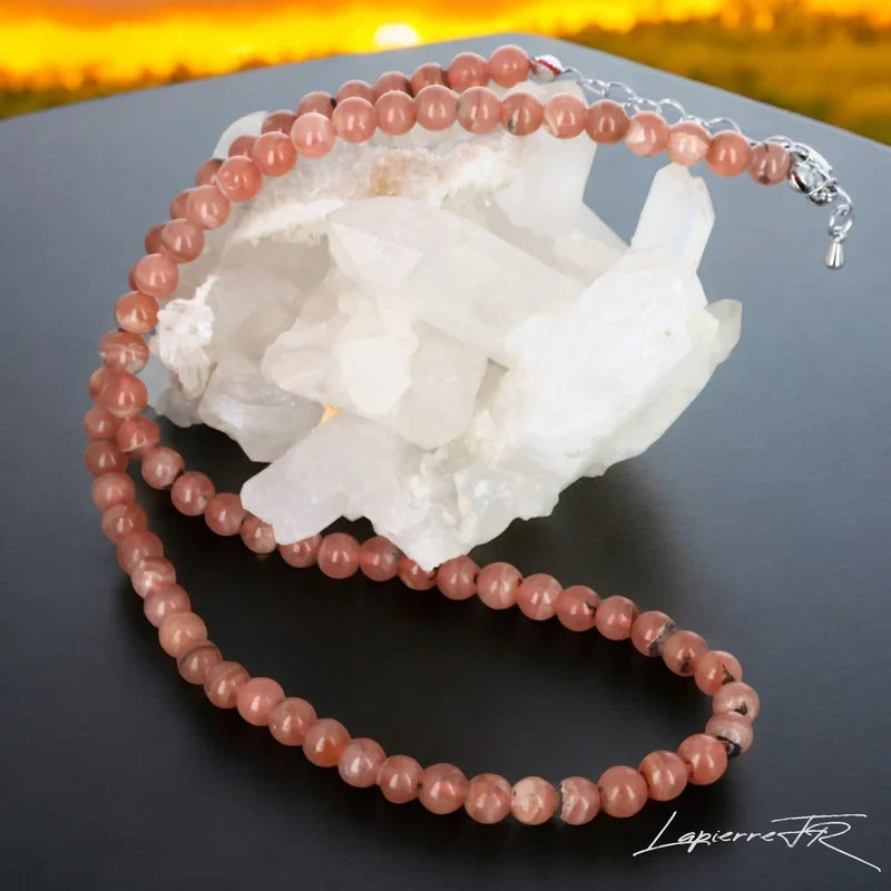 Collier en pierre naturelle de Rhodochrosite, bijou de lithothérapie pour femme. Véritable pierre rose nuancée en perles rondes, symbole d’amour, de douceur et d’équilibre intérieur.