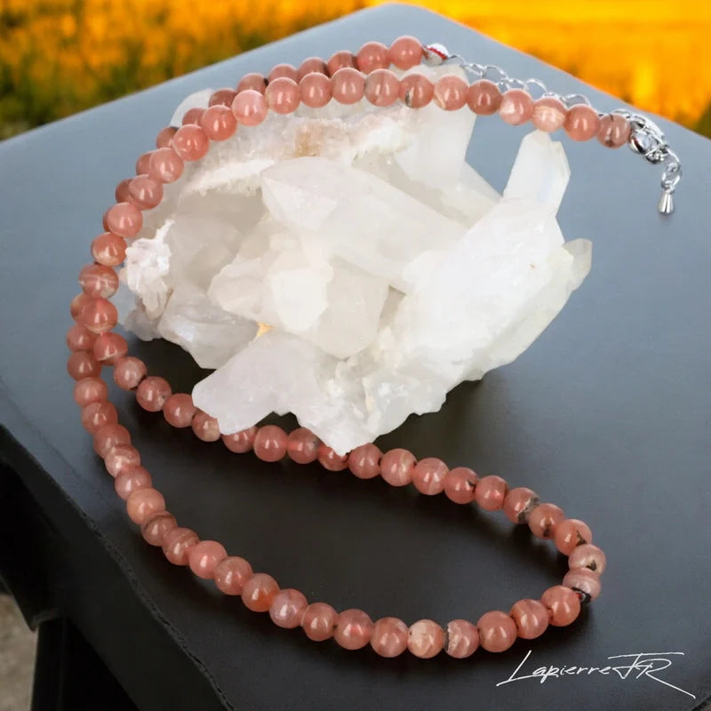 Bijou en pierre naturelle Rhodochrosite, collier pour femme en perles rondes, pierre apaisante qui favorise la douceur et la bienveillance du cœur.