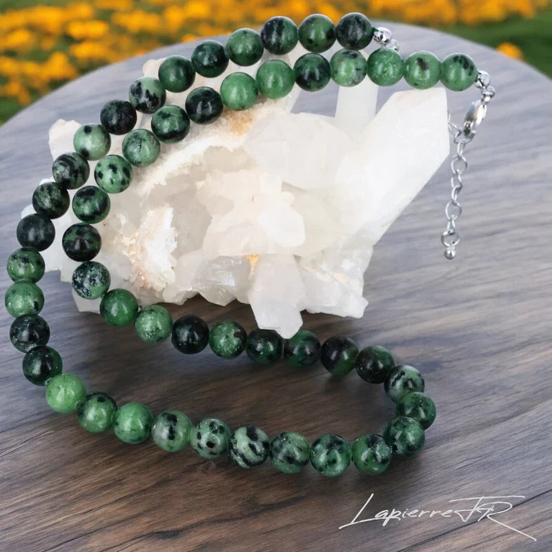 Bijou en pierre naturelle Rubis Zoïsite, collier pour femme en perles rondes, pierre favorisant la vitalité, la motivation et l’équilibre intérieur.