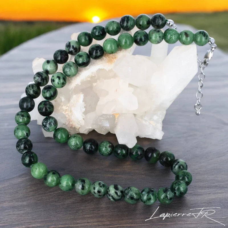 Collier en pierre naturelle de Rubis Zoïsite, bijou de lithothérapie pour femme. Véritable pierre verte et rose en perles rondes, symbole d’harmonie, de vitalité et d’équilibre émotionnel.