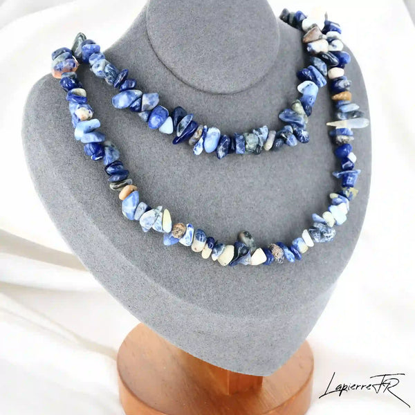Collier Sodalite Baroque Profondeur Bleue (Harmonie Indigo) avec pépites naturelles bleu intense.