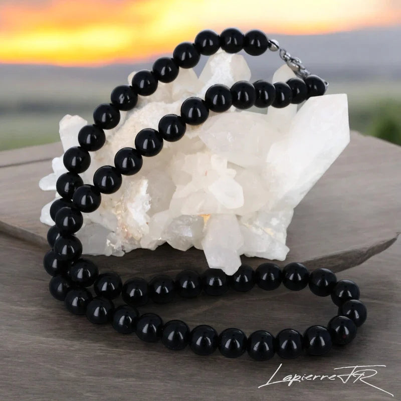 Collier en pierre naturelle de Tourmaline Noire, bijou de lithothérapie pour femme. Véritable pierre noire en perles rondes, symbole de protection, d’ancrage et de stabilité énergétique.